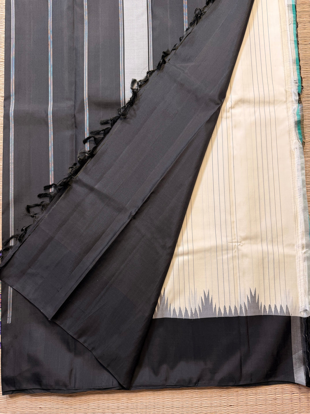 The Sannajaji Whisper: Zero Zari Kanjivaram in White and Black