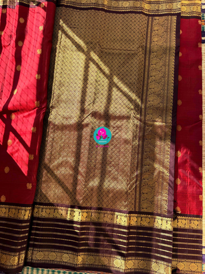 Vintage Grandeur: Red Kanchipattu Saree with Traditional Gold-Woven Contrast