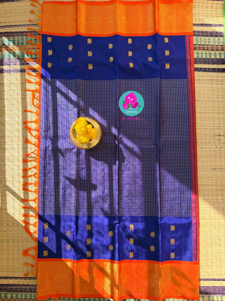 Woven Light: Contemporary Vaira Oosi Grid Kanchipattu with Vintage Hand-Embroidered Artistry
