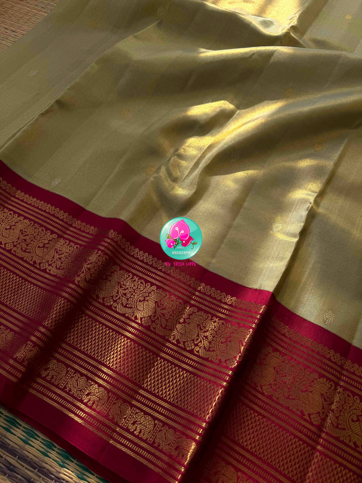 Sophisticated Metallic Muted Splendor: Squirrel Grey 2G Pure Kanchipattu Silk Saree with Crimson Red Border