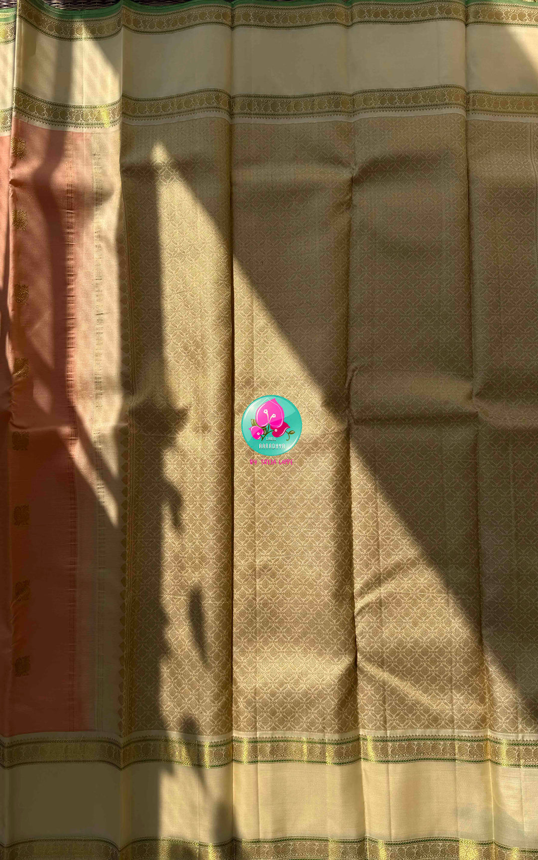 Traditional Perfection: Pure Peach-Coral Vaira Oosi Kanchipattu Saree with Gap Border & Off-White Hand Embroidered Maggam Blouse