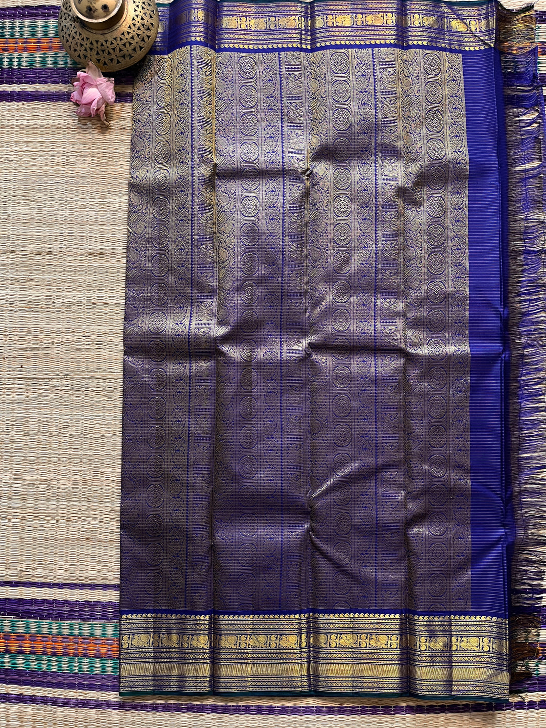 2g zari Vaira Oosi check butta in beautiful shade of blue