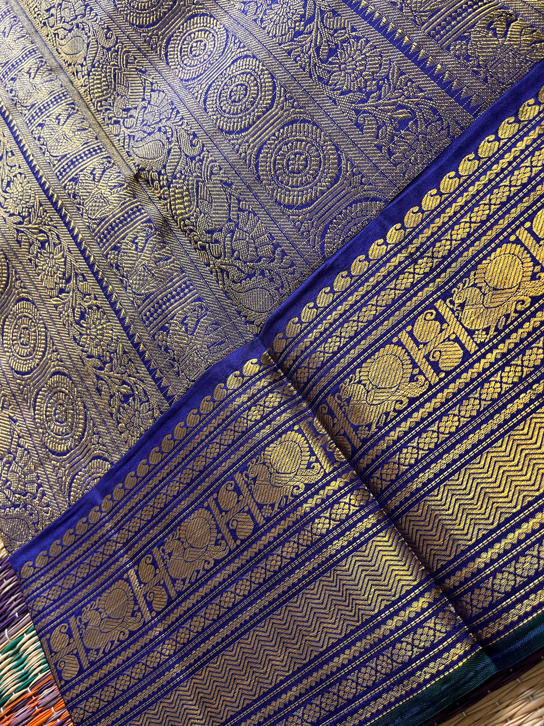 2g zari Vaira Oosi check butta in beautiful shade of blue