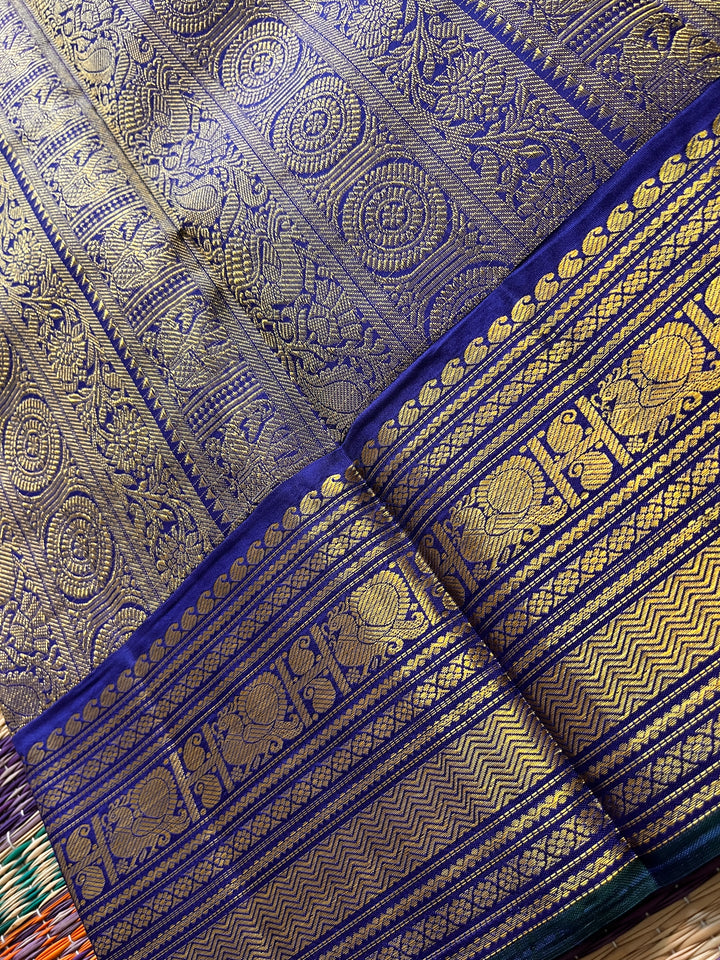 2g zari Vaira Oosi check butta in beautiful shade of blue