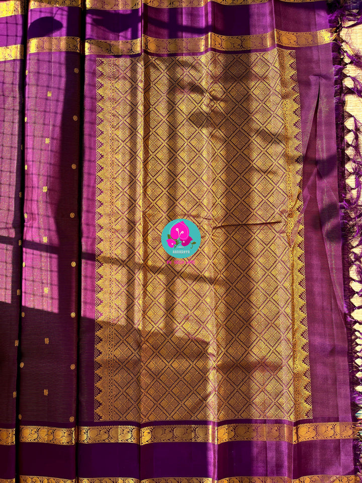 Vaira oosi pure Kanchipattu gap border with peacock motifs in purple paired with blouse