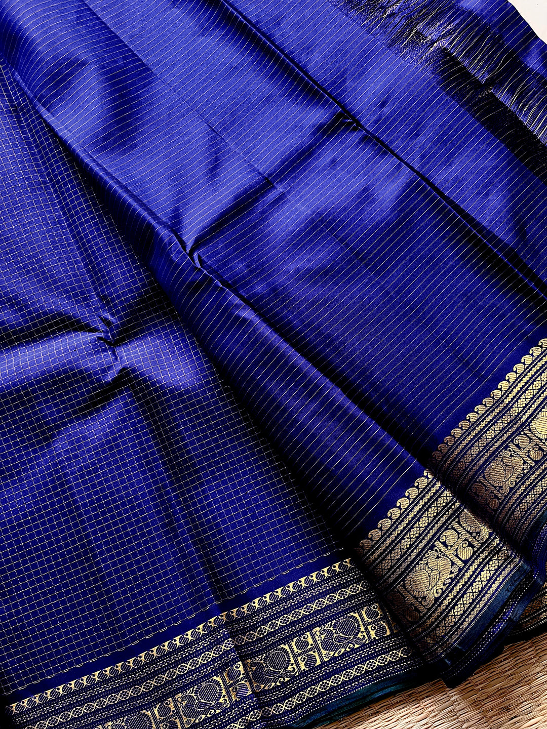 2g zari Vaira Oosi check butta in beautiful shade of blue