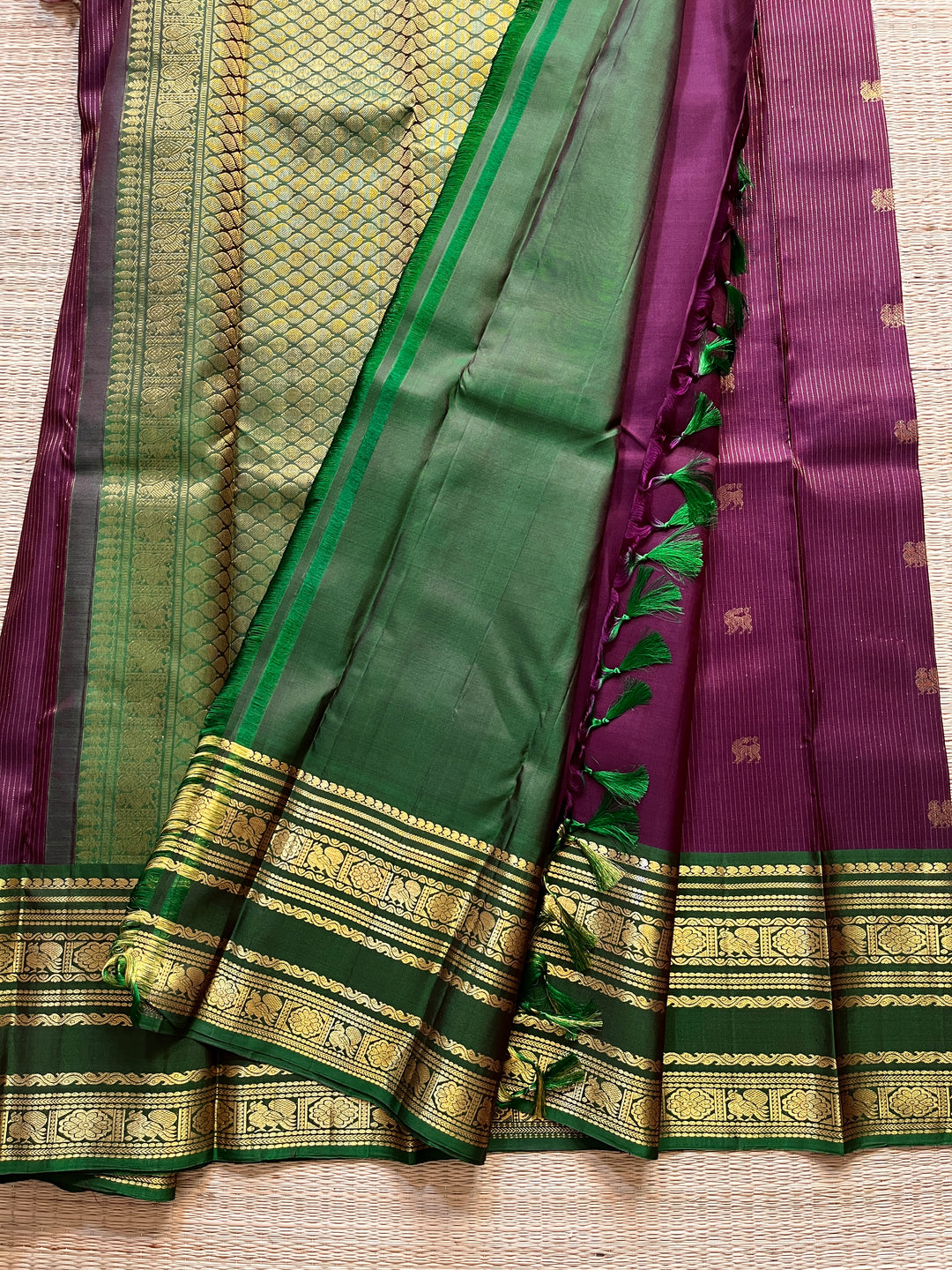 3g Zari Kanchipattu saree looks grandier yet classy look for your special days