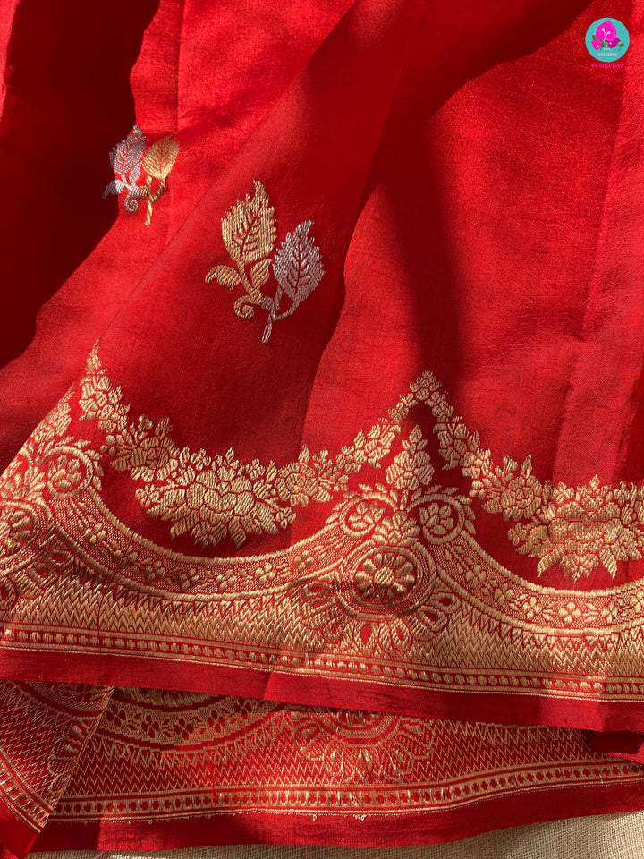 Pure Raw Mango Silk Saree with Scallop style border paired with Pure raw silk blouse