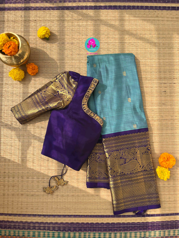 A Tale of Two Blues: Vintage Teal Kanchipattu Saree with Majestic Midnight Navy Border