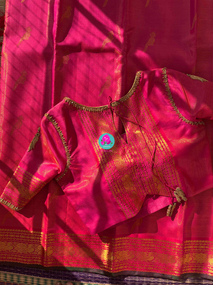 Natu Gulabi Radiance: Vaira Oosi Kanchipattu Saree with Hand-Embroidered Bird Motif Blouse