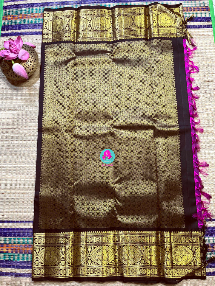 2G deep Kanchipattu handloom saree in the shade of purplish magenta